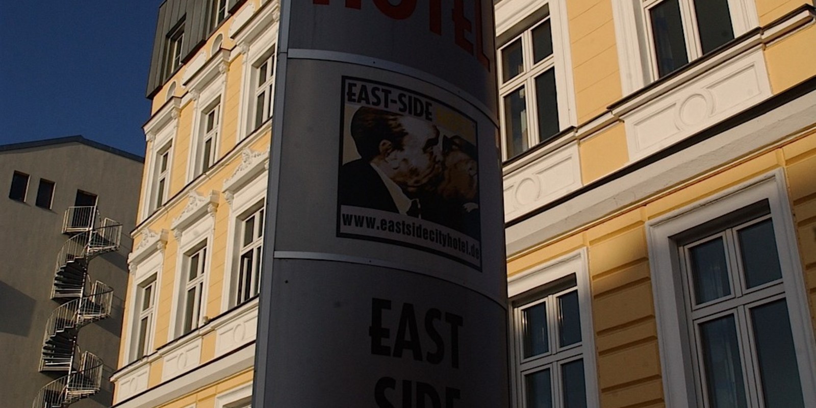 Column poster with the kiss image